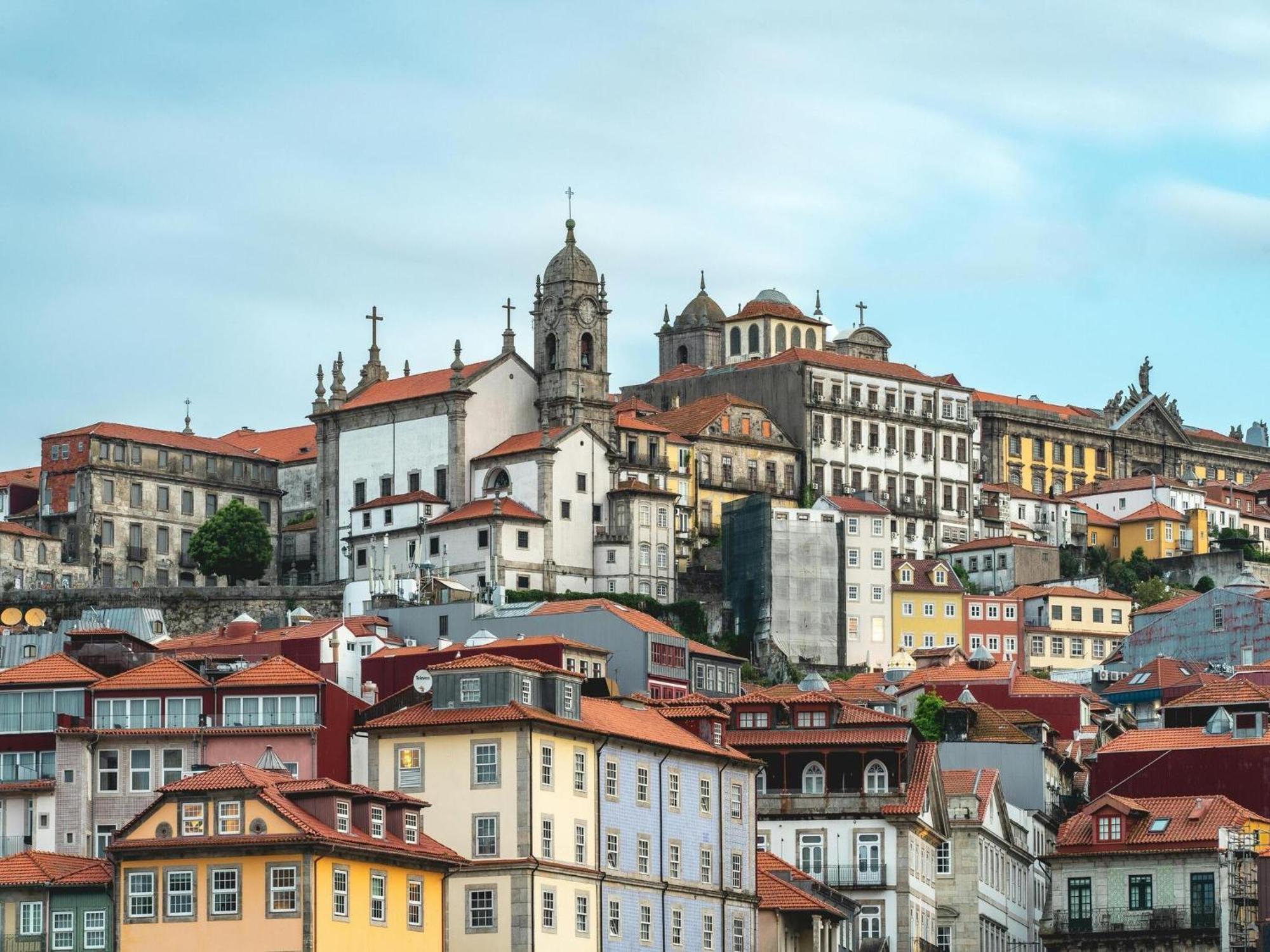 Spacious 2-bedroom Retreat In Appartement Oporto
